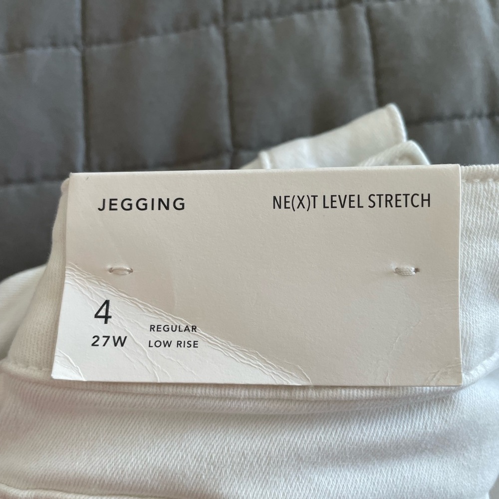 Never Worn! White skinny jean pant from AE. Still have tags!